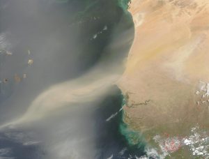Satellitenbild mit Staubwolken über Westafrika